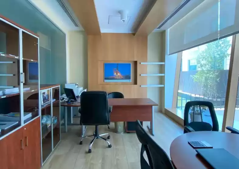 Reklam Hazır Mülk F/F Ofis  kiralık içinde Al Sadd , Doha #8977 - 1  image 